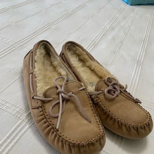 Ugg moccasin size 7 very good condition tan color